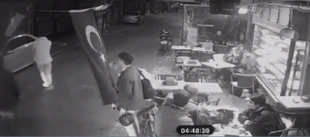 Sarmaş dolaş yürüdüler daha sonra bıçak ve silahla kavga ettiler
