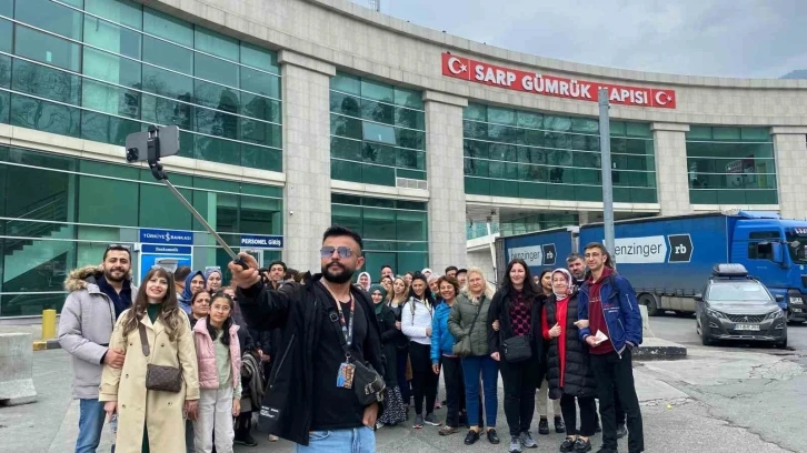 Sarp Sınır Kapısından bayram tatilinde 183 bin yolcu giriş-çıkış yaptı
