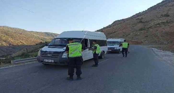 Sason’da jandarma, öğrenci servislerini denetledi