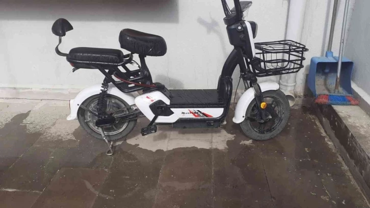 Satın alacakmış gibi yapıp kontrol amaçlı aldığı motosiklet ve elektrikli bisikleti çaldı
