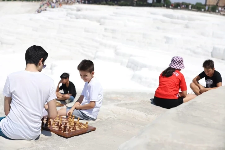 Satranç hamleleri, Pamukkale’nin beyaz travertenleri üzerine atıldı
