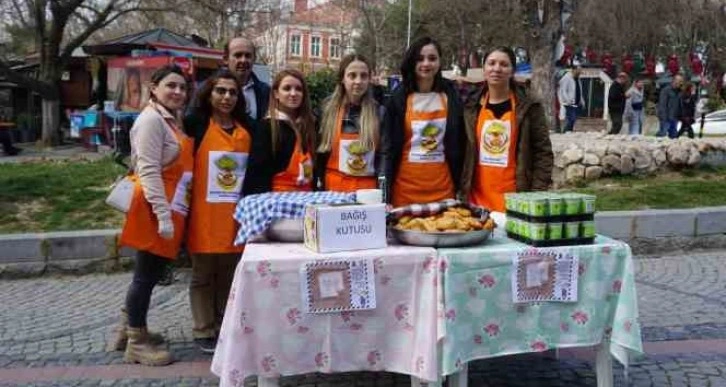 Sattıkları lokmaların geliriyle depremzede aileye konteyner alacaklar