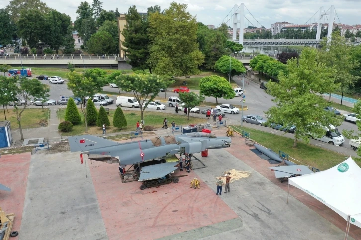 Savaş uçağı parka monte ediliyor
