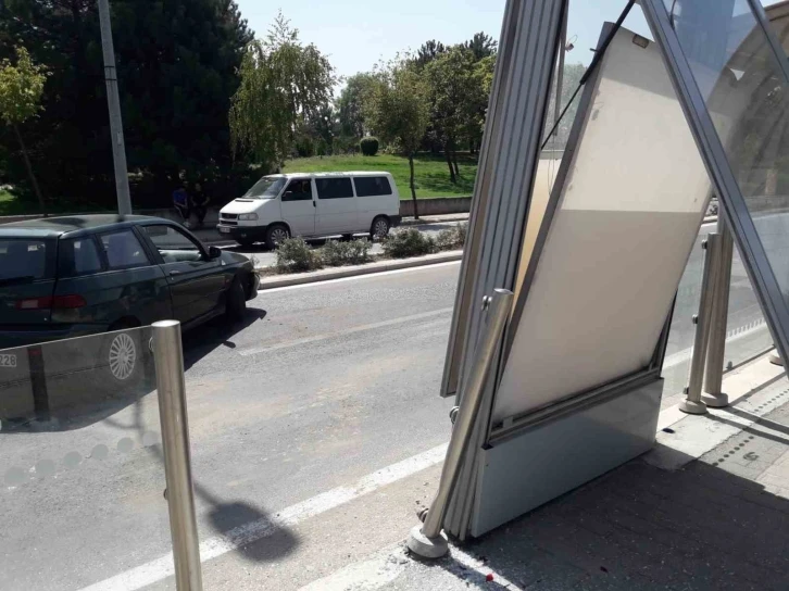 Savrulan araç tramvay durağına çarptı
