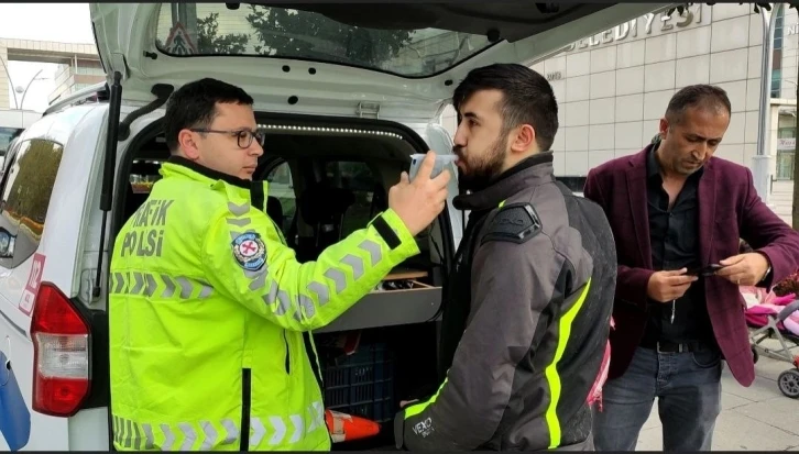 Savrulan motosiklet kaldırımda yürüyen kadına çarptı: 2 yaralı
