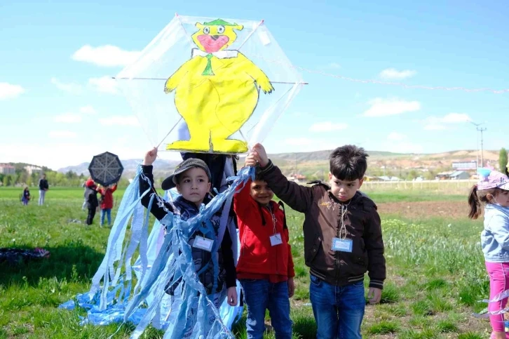 SCÜ’ de eğitimde farkındalık için uçurtma şenliği düzenlendi
