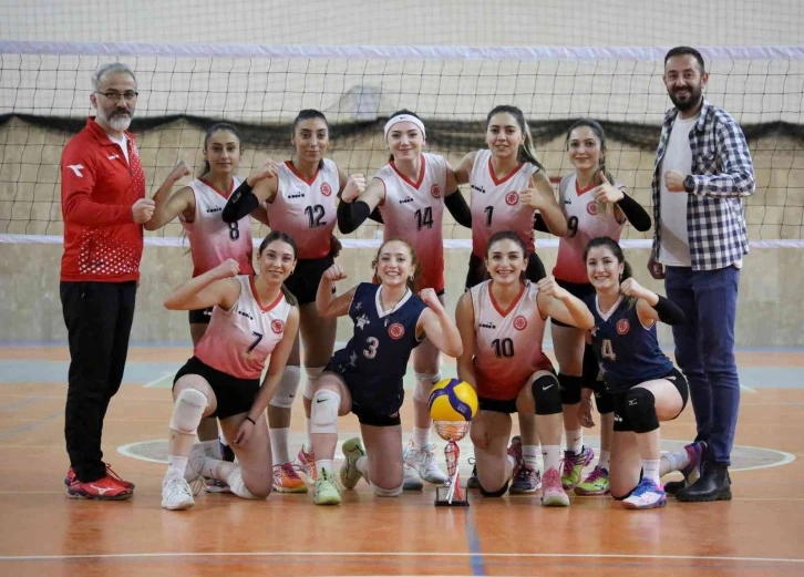 SCÜ voleybol takımı adım adım Süper Lig’e yürüyor
