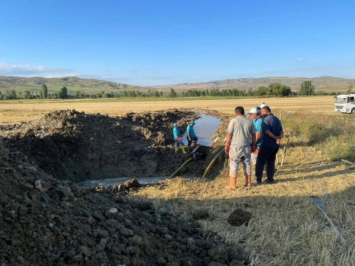 Şebeke borusu patladı, ilçe susuz kaldı
