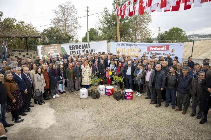 Seçer, bal sağım çadırı ve ceviz fidanı dağıtım törenine katıldı
