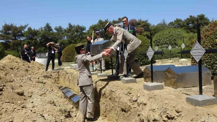 Seddülbahir Kalesi restorasyonunda bulunan Fransız askerlerinin kemikleri törenle defnedildi
