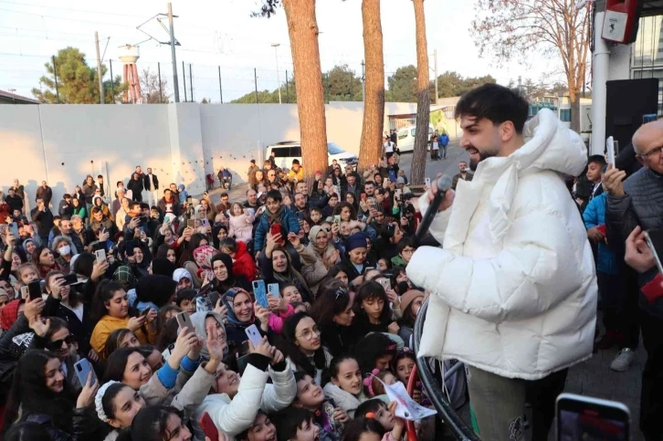 Sefo büyüdüğü mahallenin okulunda konser verdi
