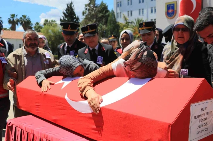 Şehidi annesi ve eşi asker selamıyla uğurladı
