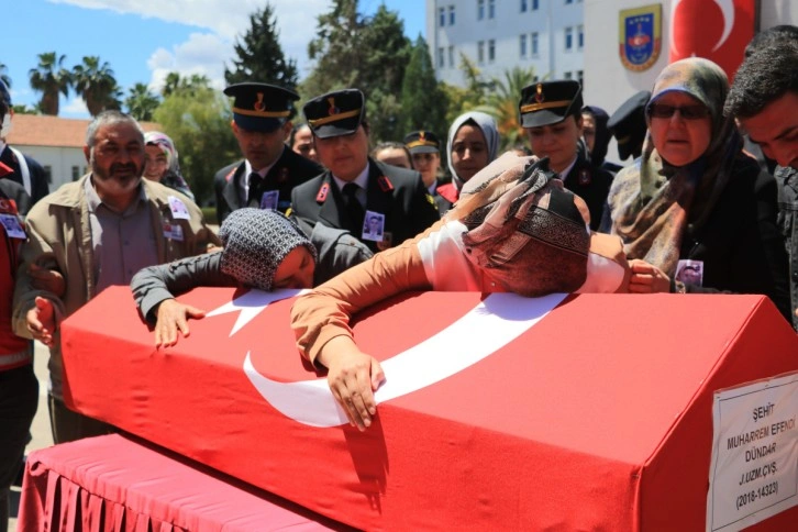 Şehidi annesi ve eşi asker selamıyla uğurladı