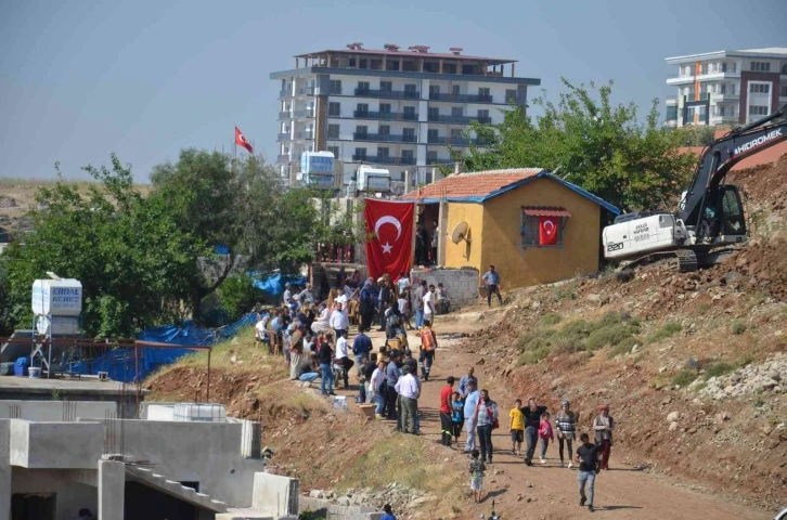 Şehidin evine Türk Bayrağı asıldı
