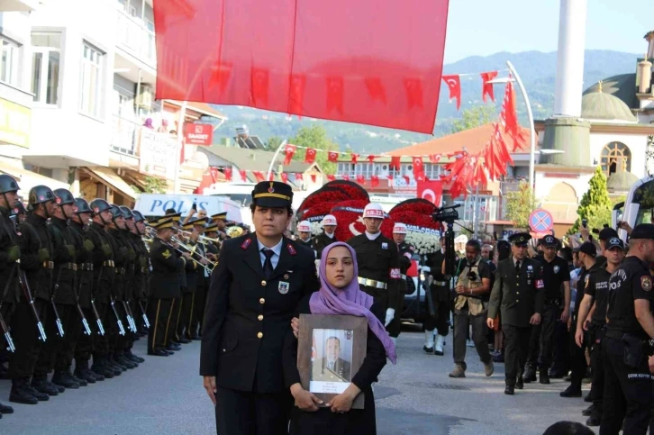 Şehidin fotoğrafını kız kardeşi taşıdı
