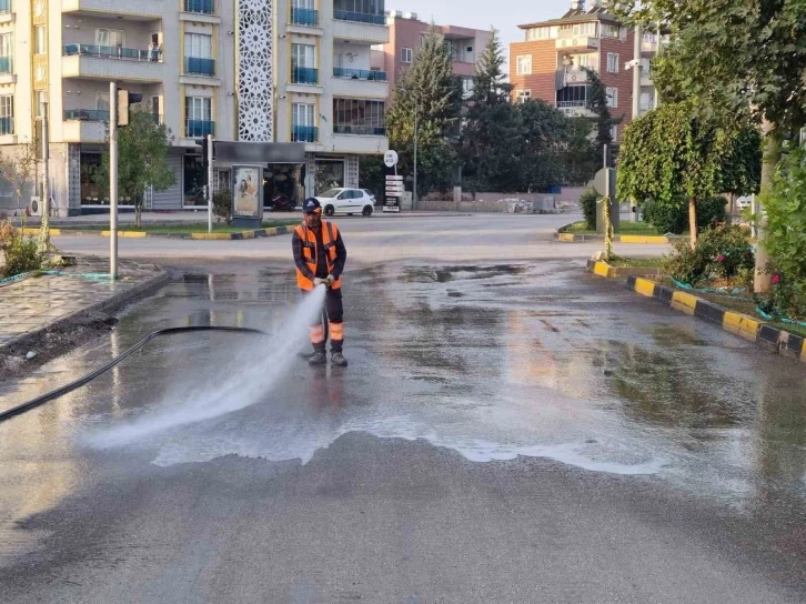 Şehir genelinde temizlik çalışması devam ediyor
