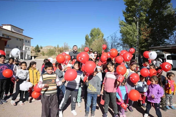 Şehit aileleri, çocukları sevindirdi
