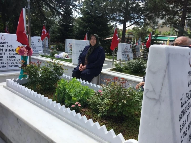 Şehit anneleri Anneler Günü’nde çocuklarının kabirlerini ziyaret etti
