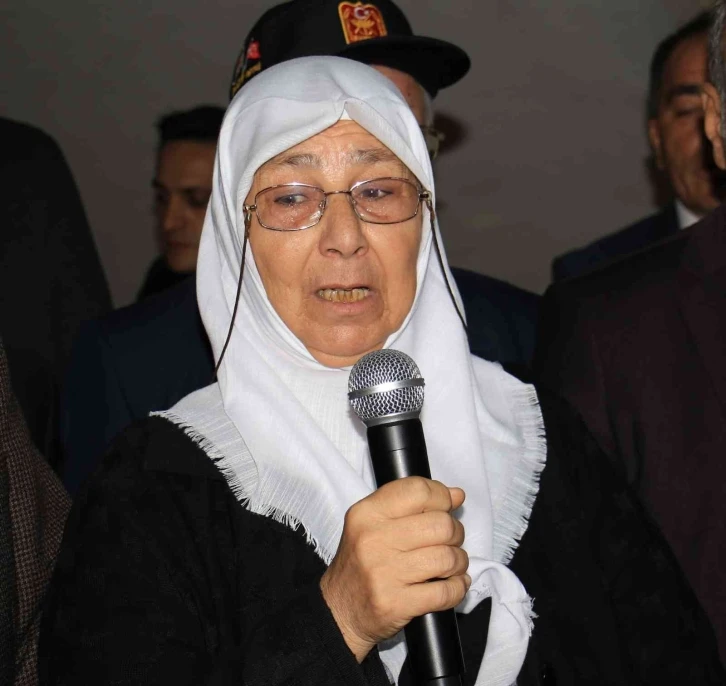 Şehit annesi eline mikrofonu aldı: &quot;Yerine evladını koydu, intikamını doya doya alacak&quot;
