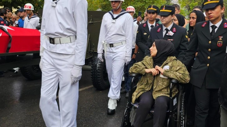 Şehit cenazesinde yürekleri dağlayan görüntü! Şehit eşi, yaptığıyla gözyaşlarına boğdu