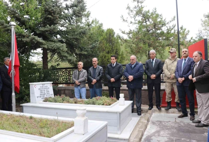 Şehit Eren Öztürk kabri başında anıldı
