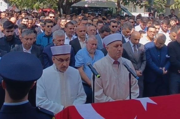 Şehit itfaiye erinin cenazesinde babanın zor anları
