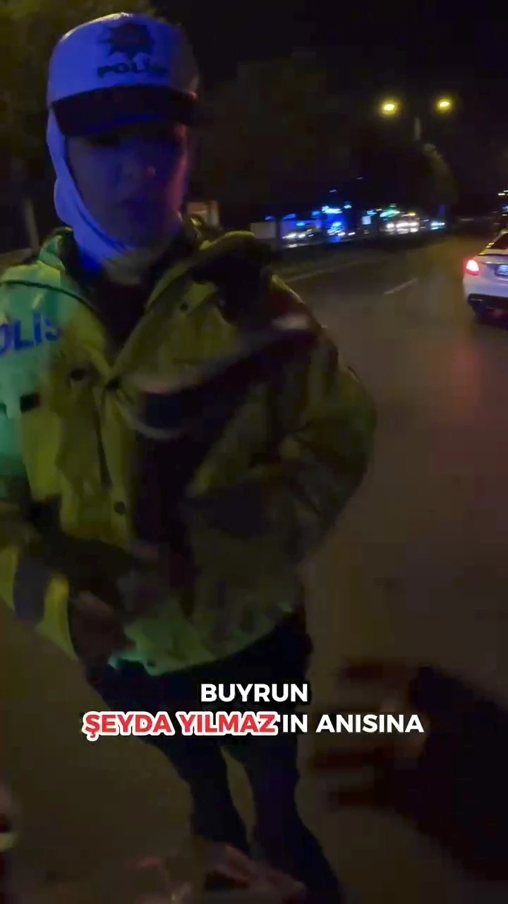 Şehit polis Şeyda Yılmaz için denetim yapan polislere çiçek verdi
