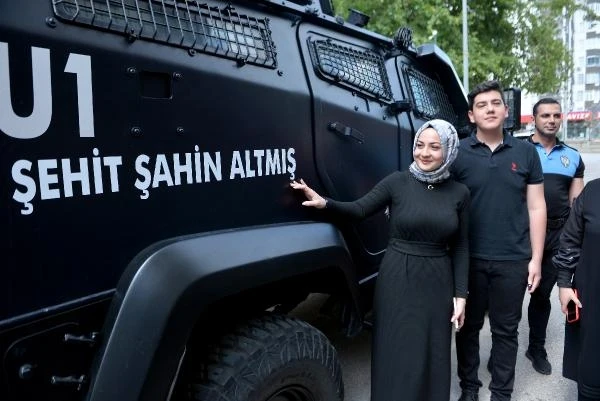 Şehit polisin adı verilen zırhlı araç evine getirildi; ailesi duygulandı