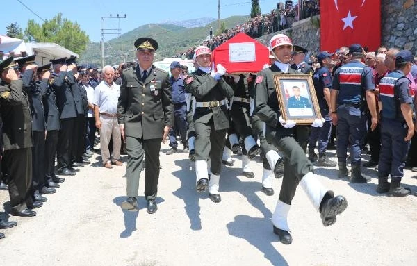 Şehit Uzman Çavuş Aras, son yolculuğuna uğurlandı/ Ek fotoğraf