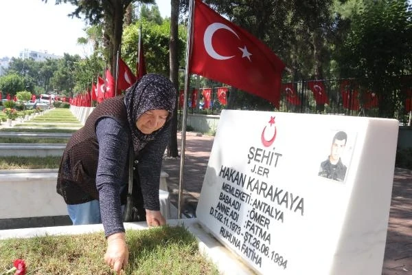 Şehitlik ve mezarlıklarda bayram yoğunluğu