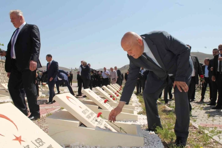 Şehitlik ziyaret edilerek şehit mezarlarına karanfil bırakıldı
