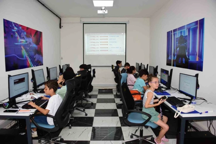 Şehzadeler Belediyesi Fatih Gençlik Merkezi’nde bilgisayar kursu başladı

