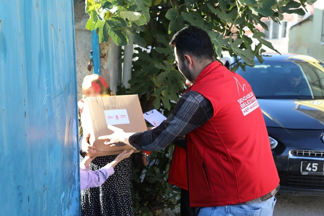 Şehzadeler Belediyesi’nden ihtiyaç sahiplerine gıda yardımı
