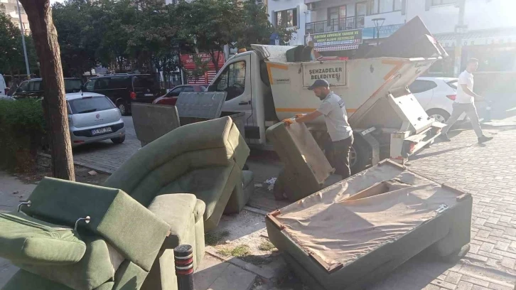 Şehzadelerde konteyner kenarına terk edilen atıklar toplanıyor
