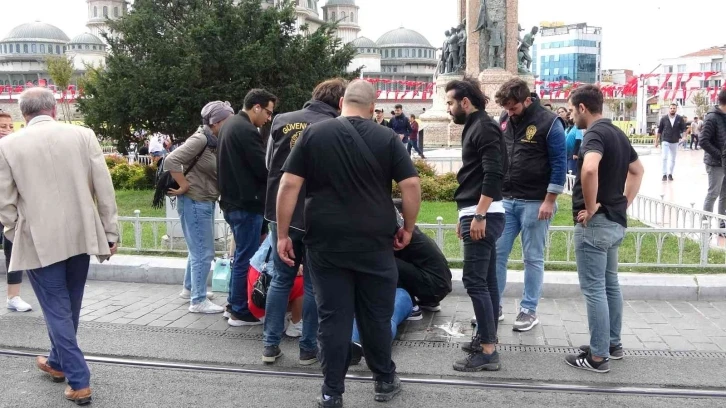 Şeker krizine giren kadın turist Taksim’de yere yığıldı, yardımına polis koştu
