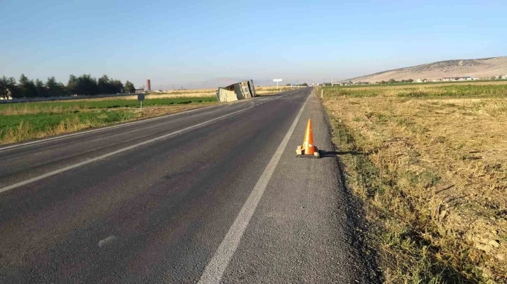 Şeker pancarı yüklü tır tarım arazisine devrildi
