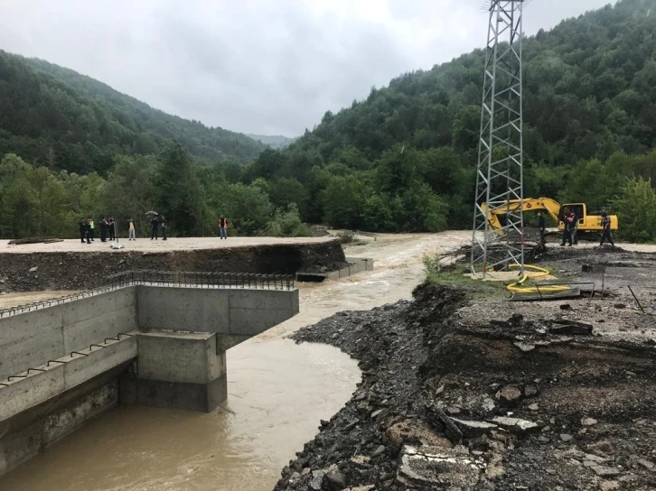 Sel sebebiyle kapanan yoldaki ulaşım, açılan servis yolundan sağlanacak
