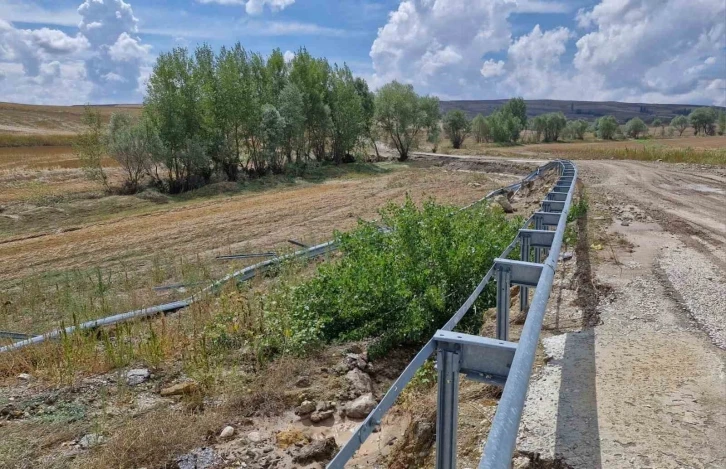 Sel suları, Alaca’da bariyerleri söktü
