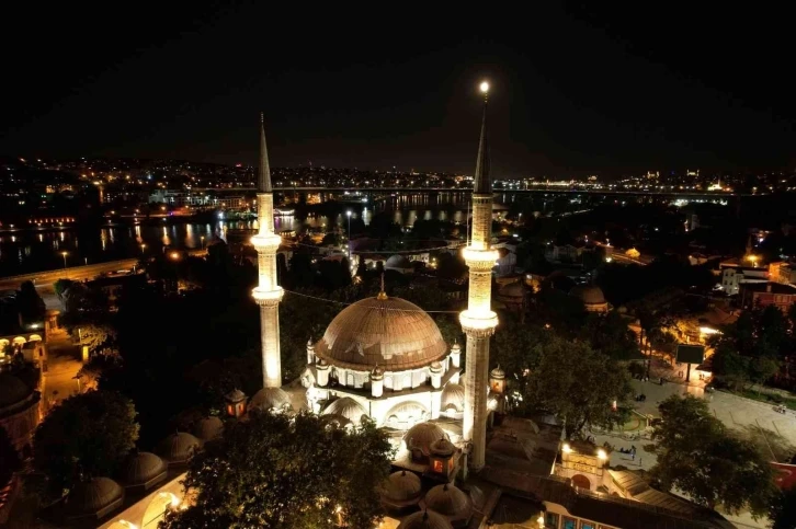 Sela seslerinin yükseldiği Eyüpsultan Camii böyle görüntülendi
