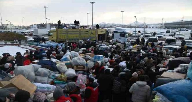 Selçuklu’dan Hatay’a 52 tır yardım malzemesi gönderildi