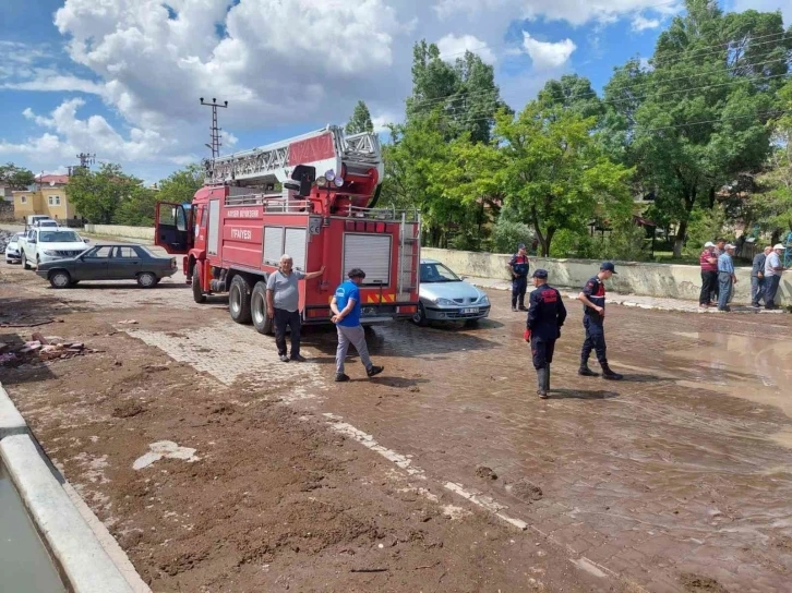 Selde araçları çamura saplanan 5 kişi kurtarıldı
