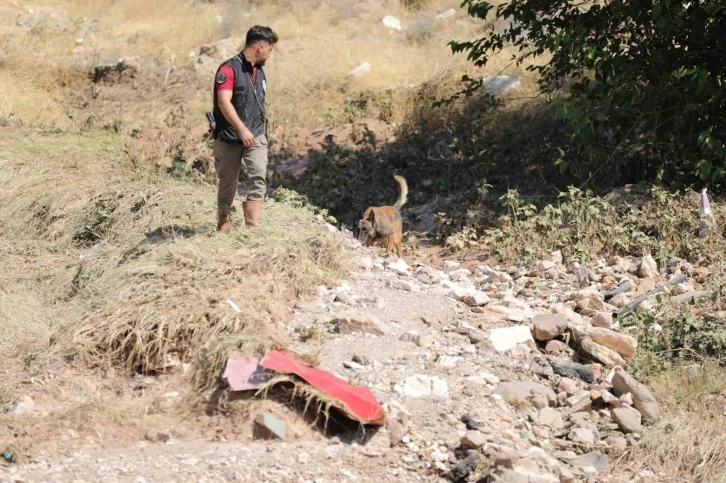 Selde kaybolan Asel bebek özel eğitimli köpekler ile aranıyor
