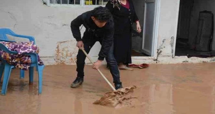 Selden zarar gören ailelere Kızılay’dan yardım