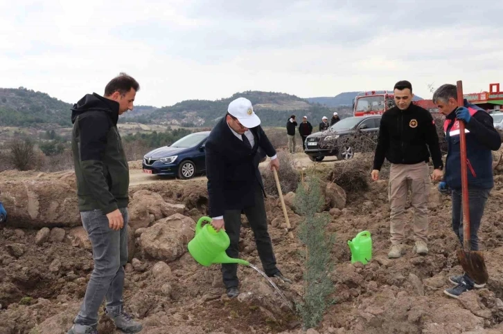 Selendi’de badem fidanları dikildi
