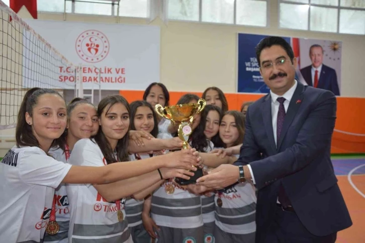 Selendi’de voleybol turnuvasının şampiyonları belli oldu
