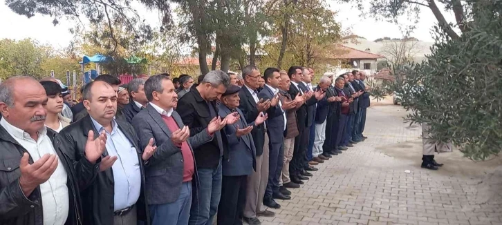 Selendi Halılar Mahallesi’nde vatandaşlar yağmur duasına çıktı
