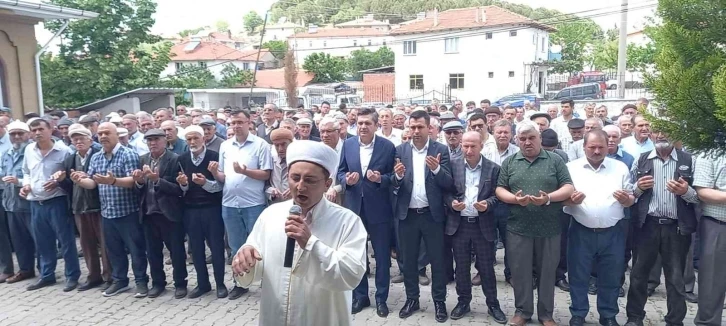 Selendi Pınarlar Mahallesi’nde yağmur duası yapıldı
