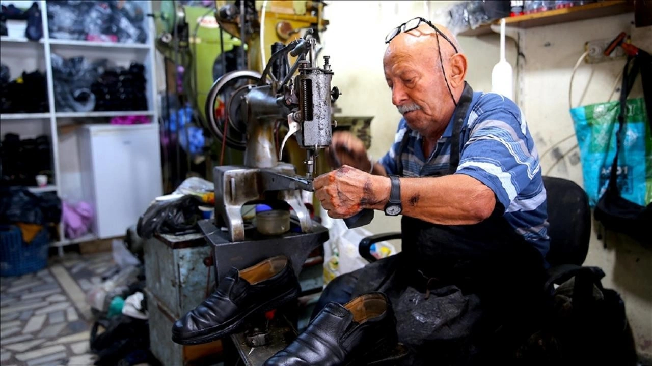 Selim usta 60 yıldır aynı dükkanda ayakkabı tamir ediyor