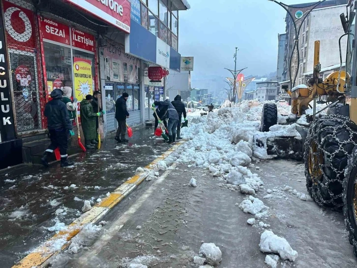 Şemdinli Belediyesinden kar mesaisi
