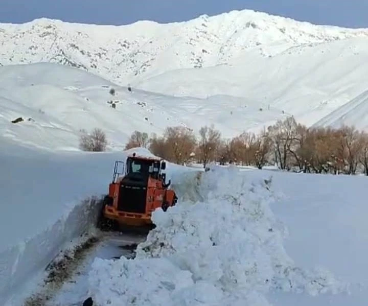 Şemdinli’de yol açma çalışması devam ediyor
